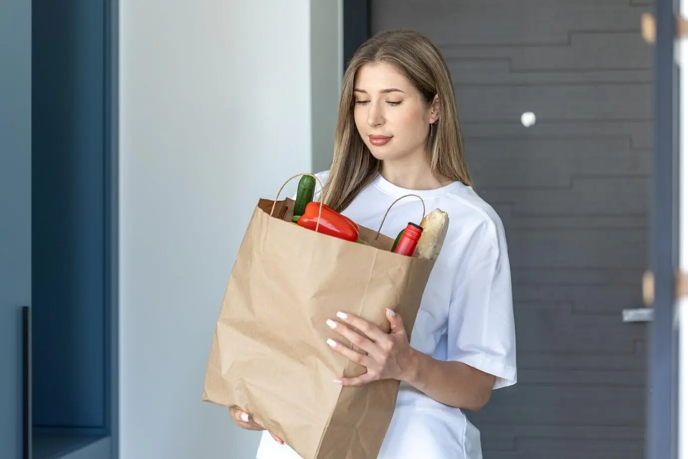 Frau mit Einkaufstüte, Lebensmittellieferung nach Hause, frisches Gemüse und Brot