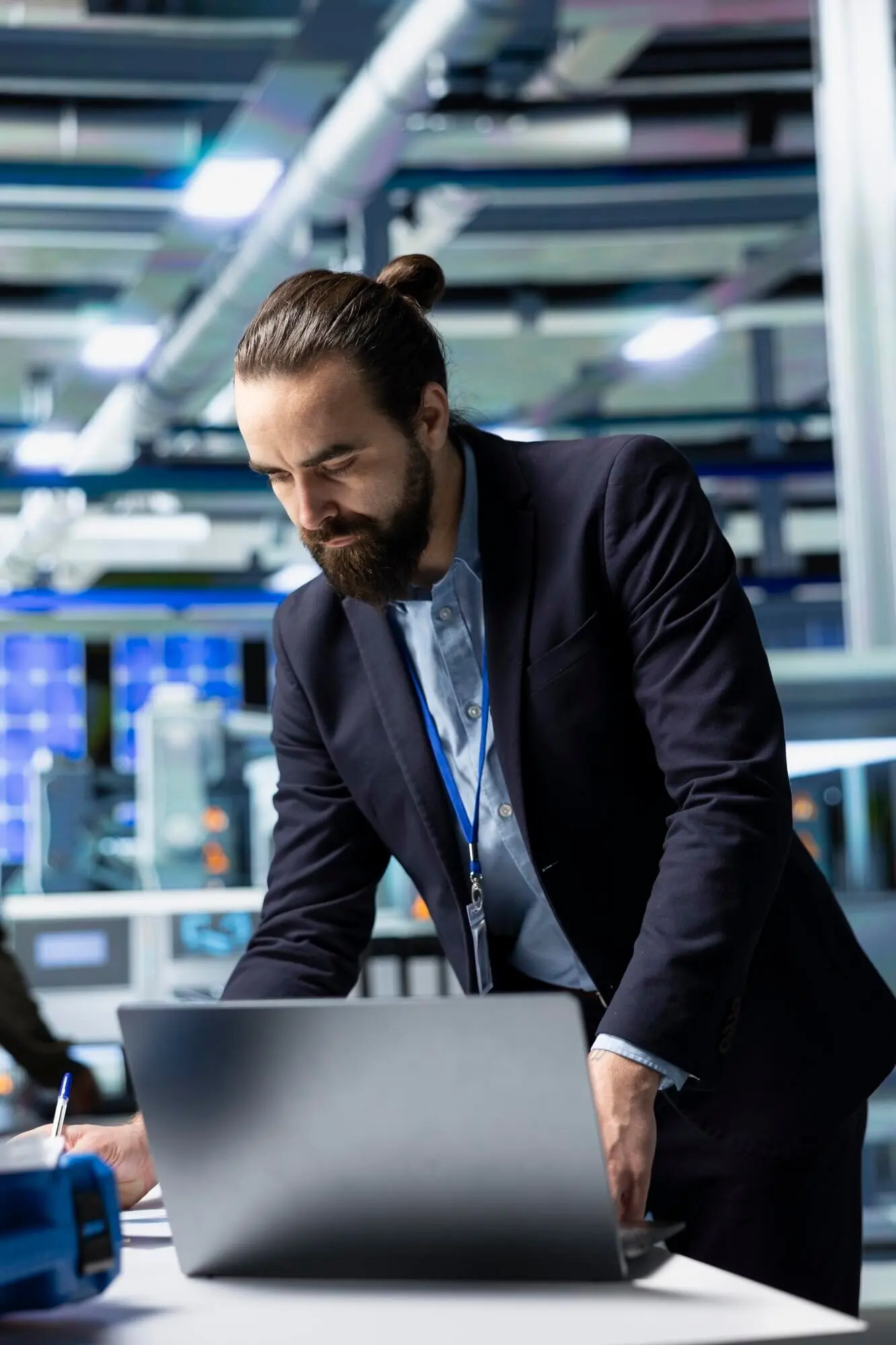 Generaldirektor im formellen Anzug führt eine Inspektion in einer Solarmodulfabrik durch.