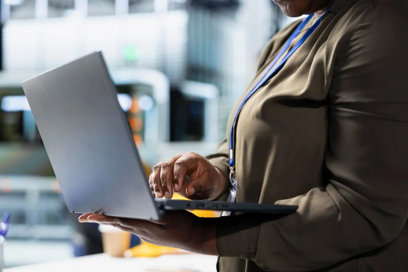 Fachfrau, die Systemdiagnosen in einer Solaranlage überprüft