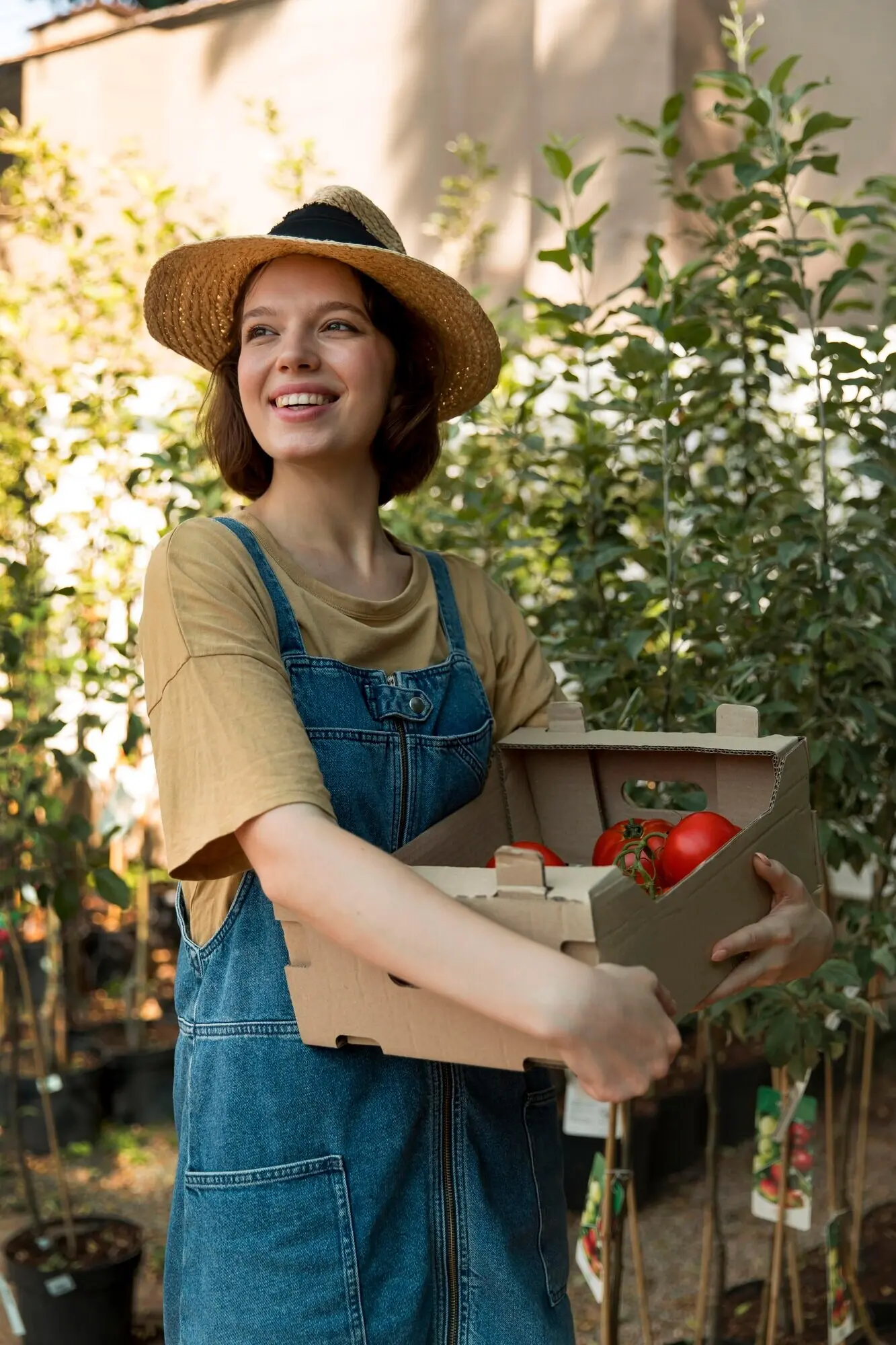 Landwirtin bei der Arbeit in einem Gewächshaus