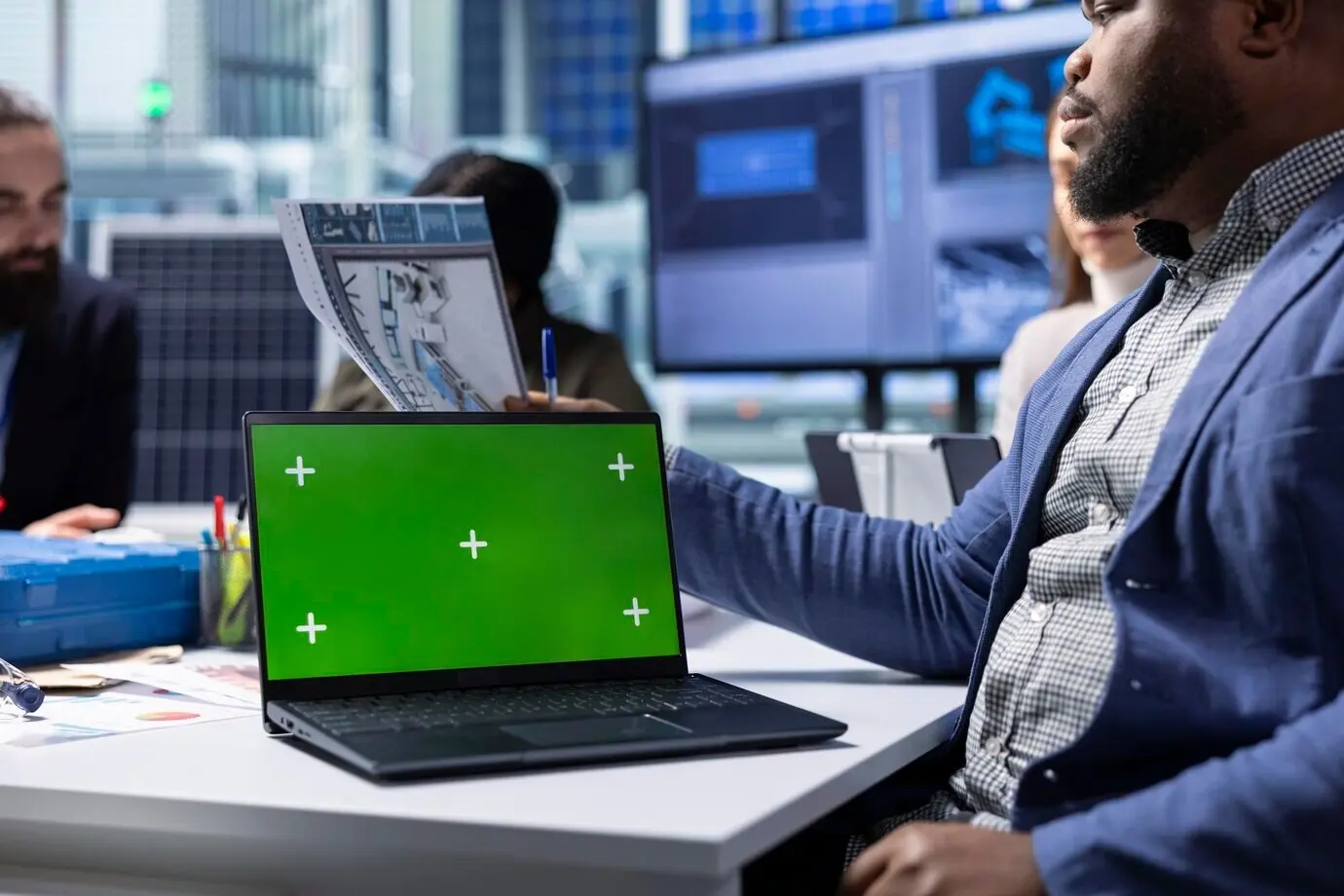 Ingenieur in einer Photovoltaikfabrik nutzt einen Laptop, um die Effizienz von Solarmodulen zu verbessern.